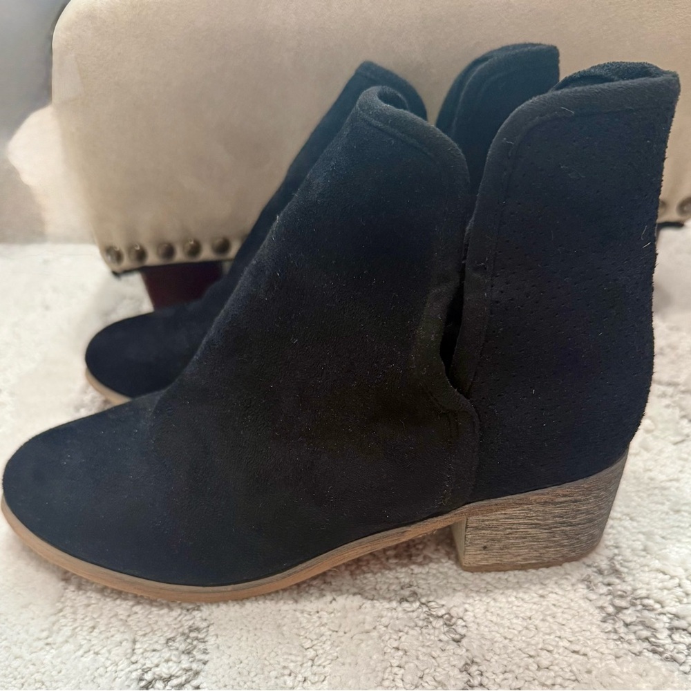 Seven7 Black Ankle Boots with Sleek V-Cut Design